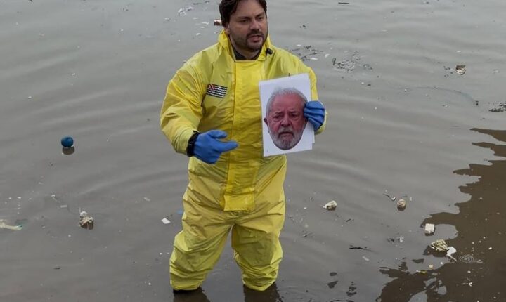 Candidato a deputado estadual entra no rio Tietê para protestar contra poluição e corrupção