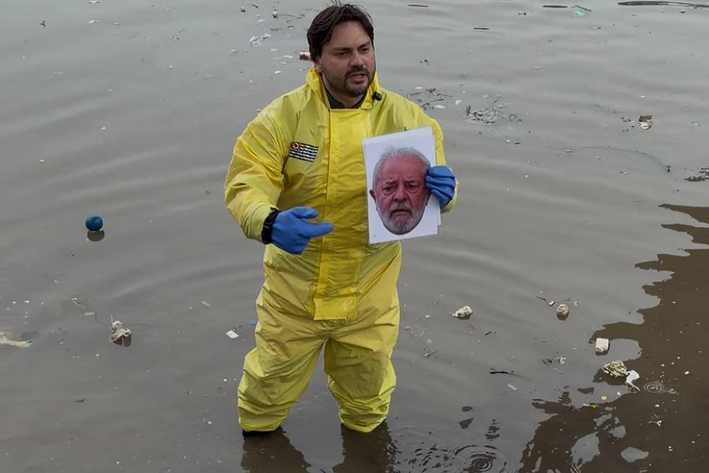 Candidato a deputado estadual entra no rio Tietê para protestar contra poluição e corrupção