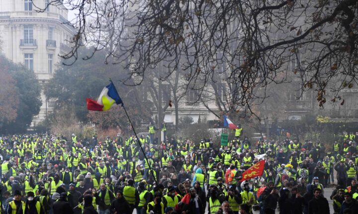 Alta do combustível reacende temor de revolta social na França