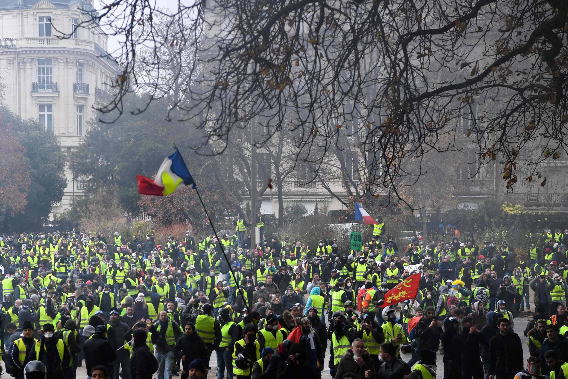 Alta do combustível reacende temor de revolta social na França