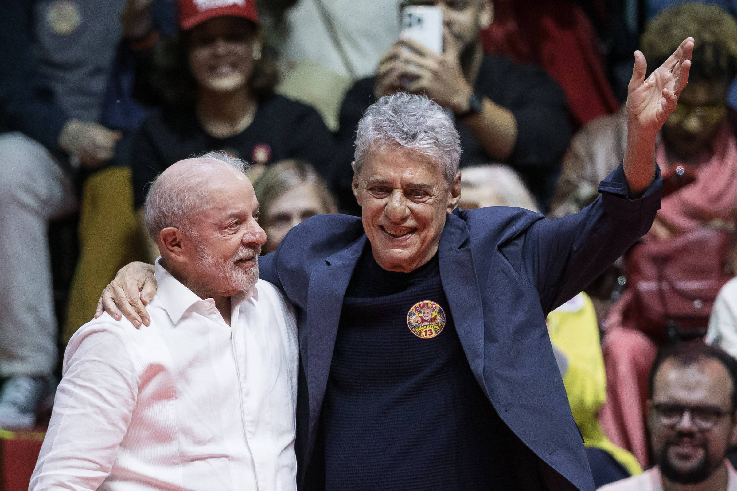 Ato de campanha de Lula com artistas no Rio de Janeiro é marcado por críticas às bets e a Donald Trump