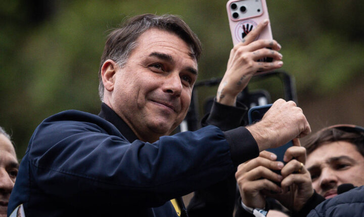 Flávio Bolsonaro viajou dos EUA ao Brasil em jato ligado a Vorcaro, aponta revista