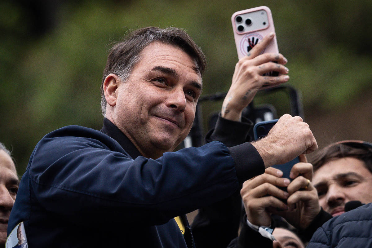 Flávio Bolsonaro viajou dos EUA ao Brasil em jato ligado a Vorcaro, aponta revista