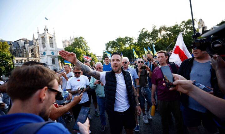Ativista ultradireitista britânico é detido após tentar danificar bote de imigrantes no Canal da Mancha