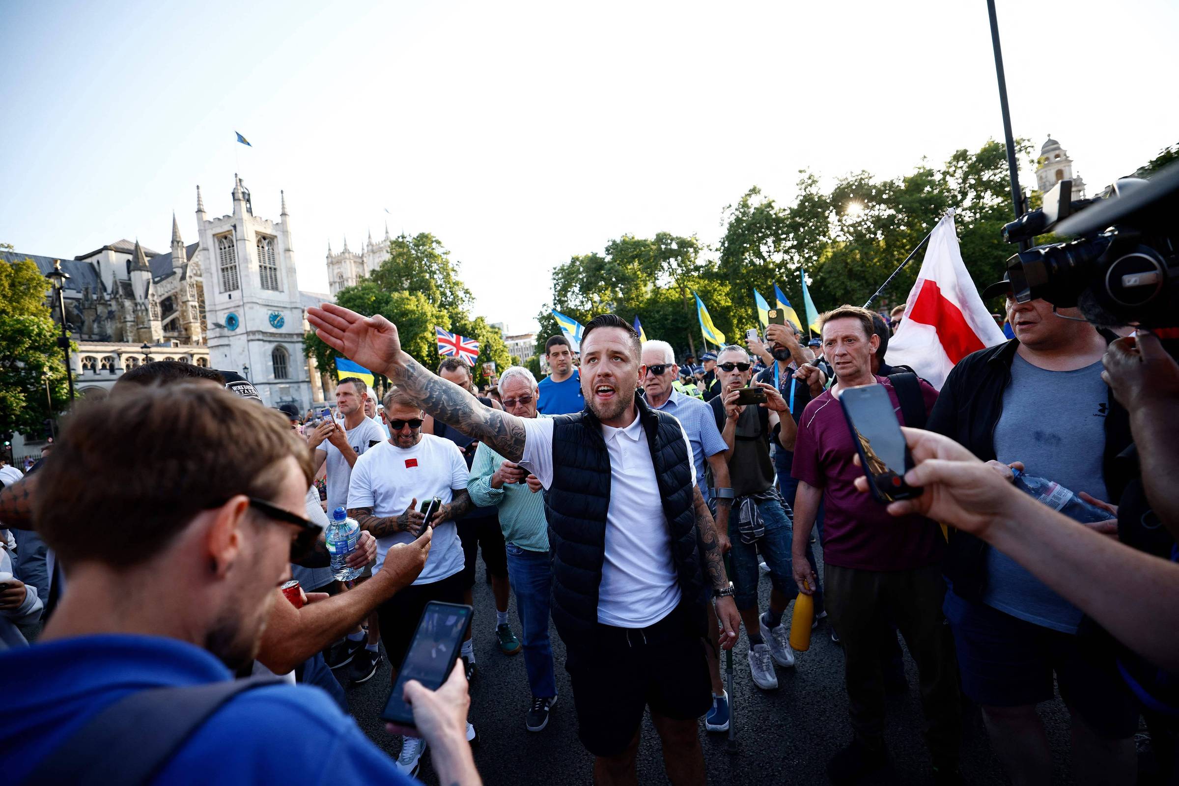 Ativista ultradireitista britânico é detido após tentar danificar bote de imigrantes no Canal da Mancha