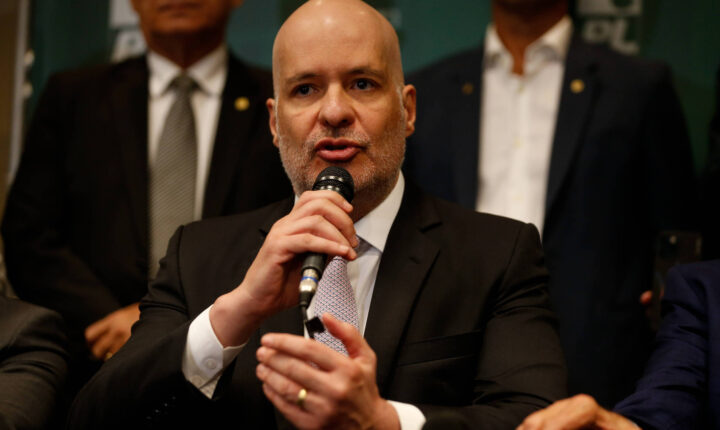 Pedido de suspensão de pena de Bolsonaro racha equipe de defesa, e advogado deixa o caso