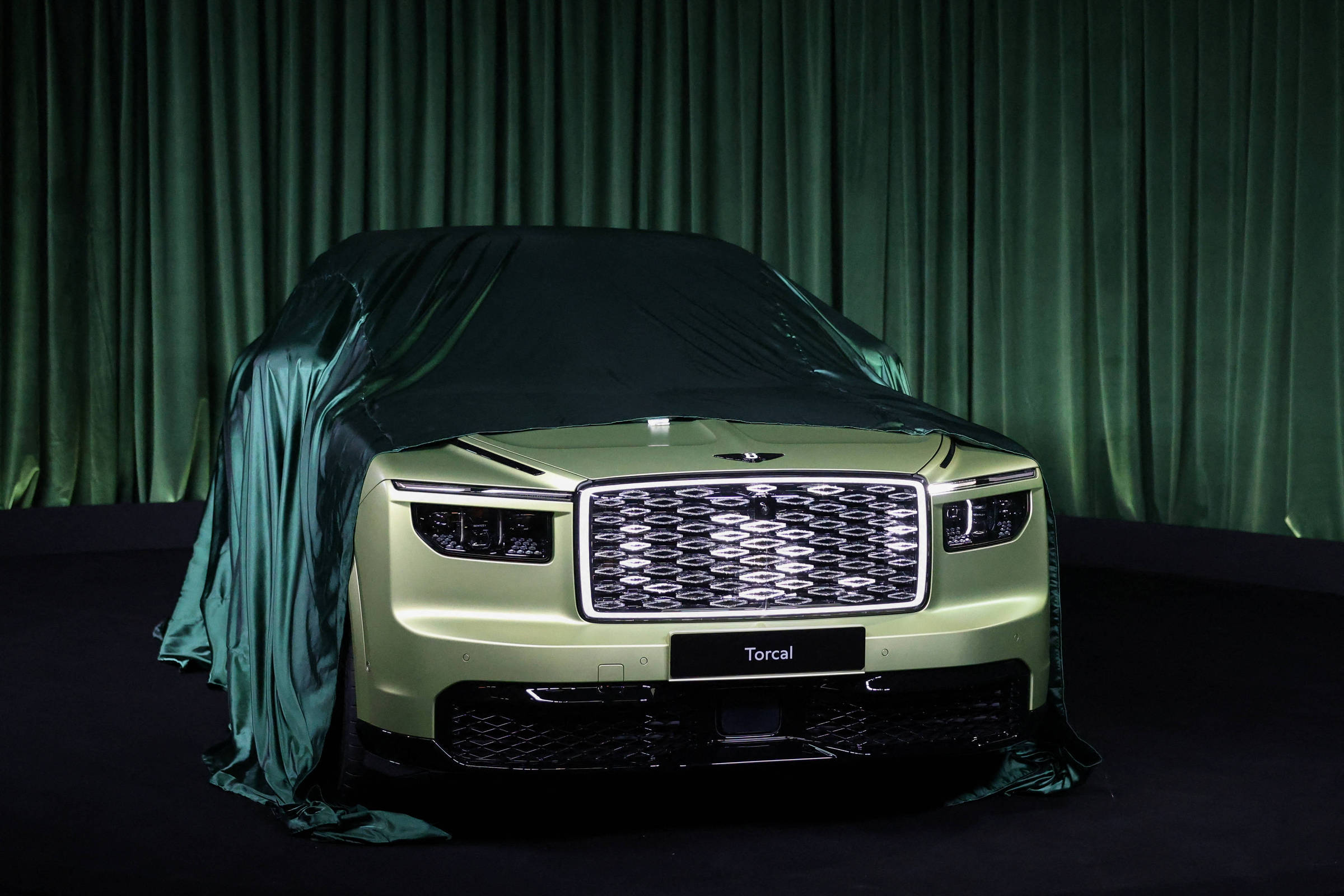 Bentley lança primeiro carro elétrico por menos da metade do preço da Ferrari