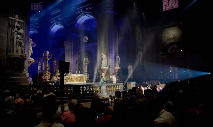 Papa chega à França em busca de restaurar reputação da Igreja após escândalo de abusos