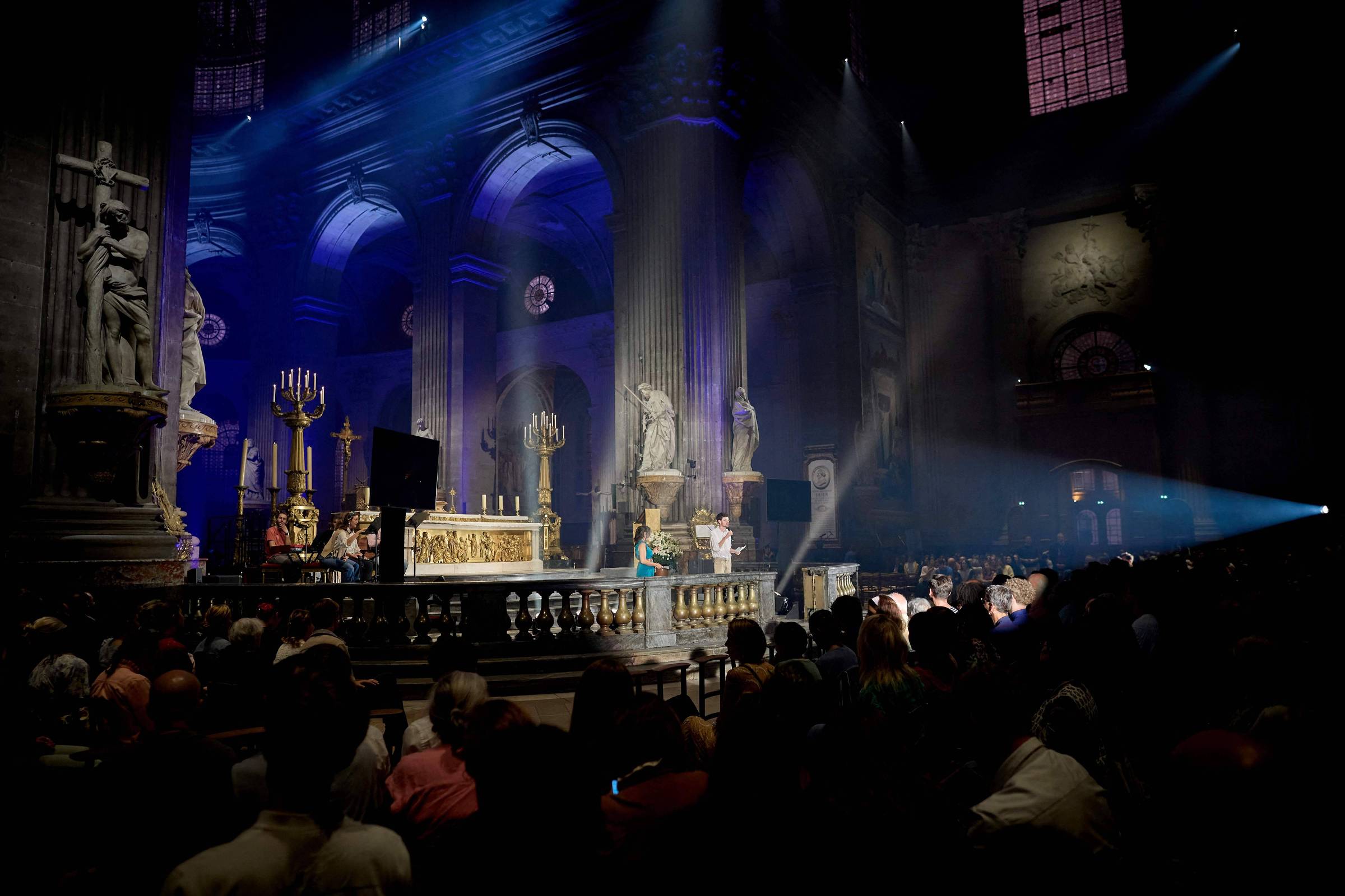 Papa chega à França em busca de restaurar reputação da Igreja após escândalo de abusos