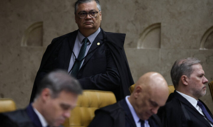 Aliados apontam que Dino deve devolver relatório sobre Moraes ao plenário somente após o segundo turno