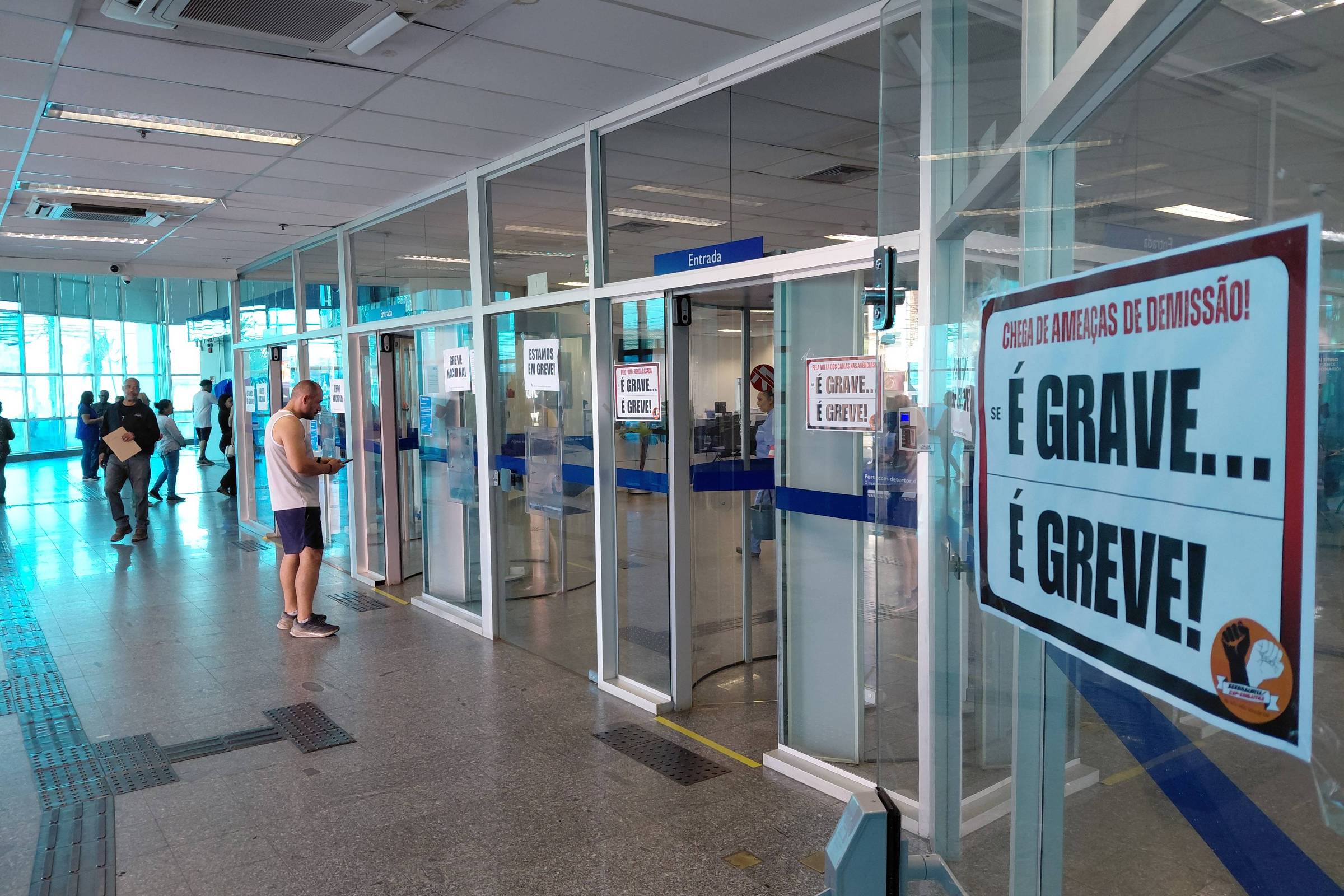 Bancários da Caixa relatam cobranças indevidas e alta de custos no plano de saúde em meio a greve nacional