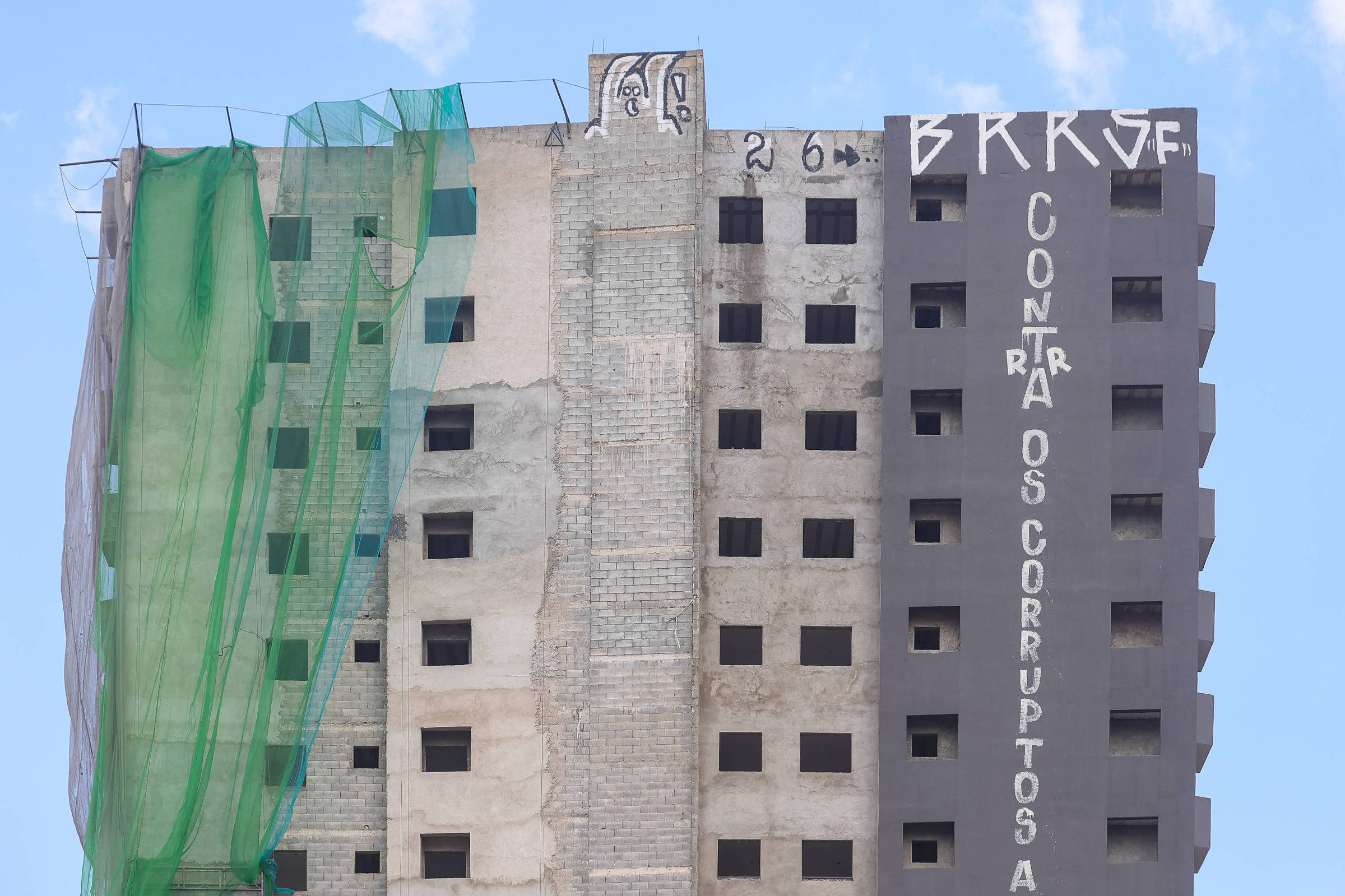 Prédios irregulares e mais altos se multiplicam por diferentes bairros de São Paulo