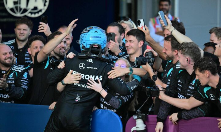 George Russell vence o GP do Azerbaijão após resistir à pressão de Max Verstappen