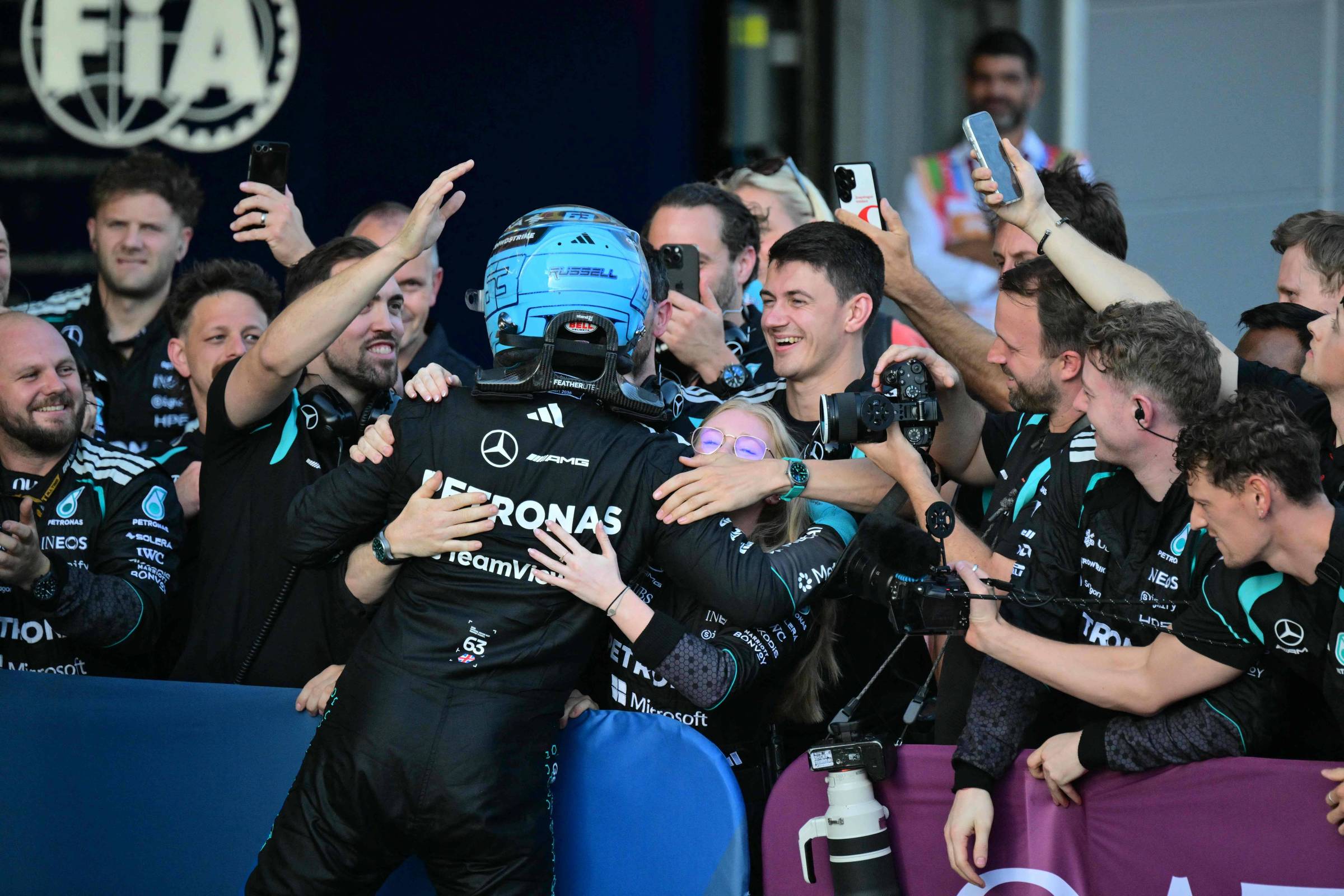 George Russell vence o GP do Azerbaijão após resistir à pressão de Max Verstappen