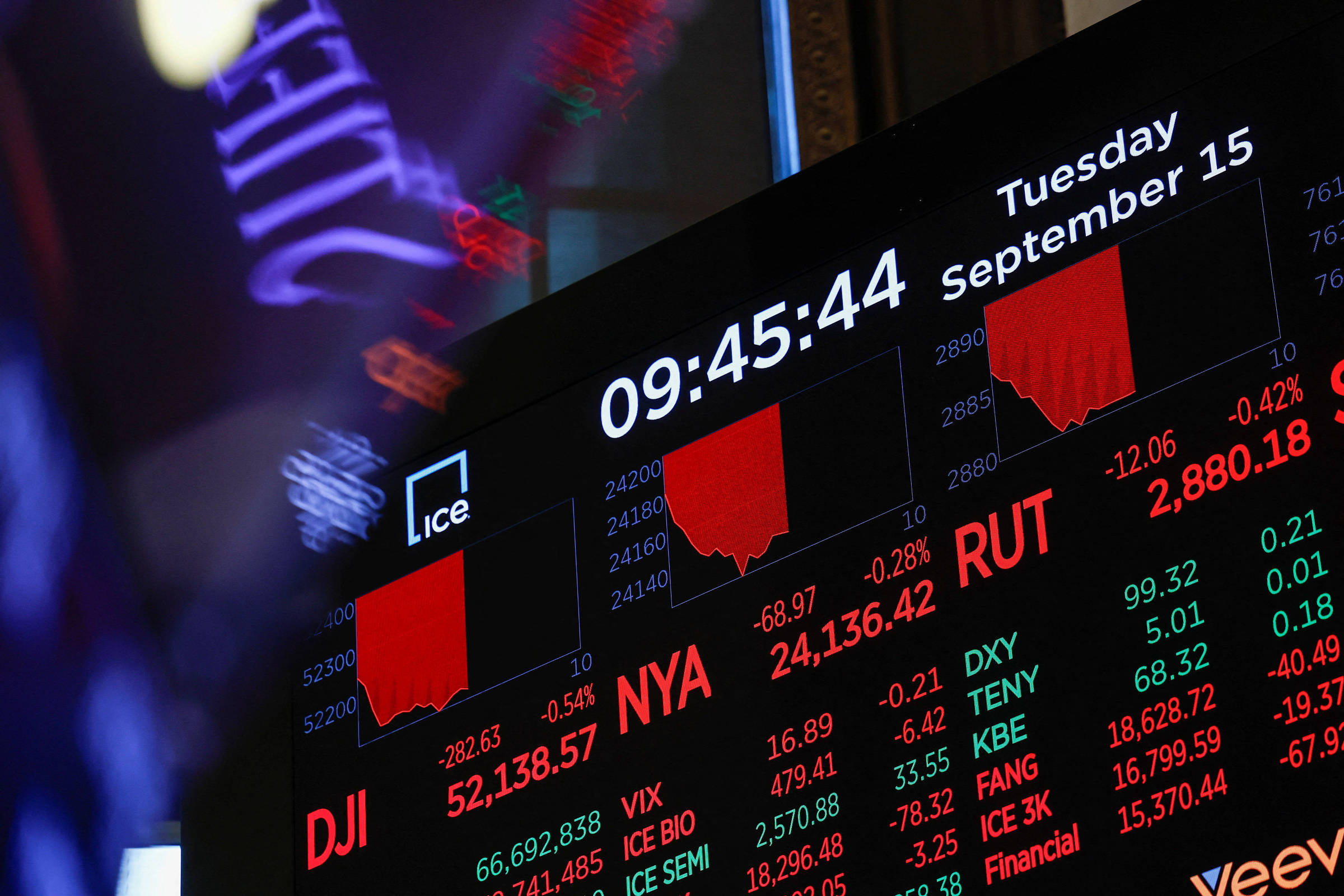 Investimento estrangeiro em ações dos EUA atinge patamar recorde com enfraquecimento do mercado de dívida