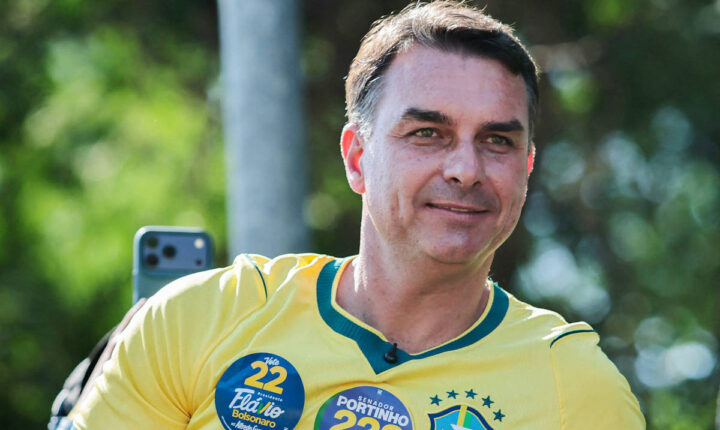 Flávio Bolsonaro pede suspeição de Dino em casos sobre eleições, Lula e o próprio senador