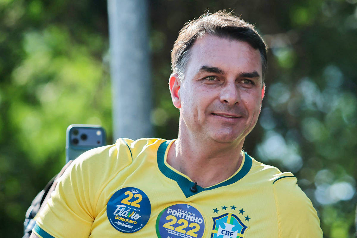 Flávio Bolsonaro pede suspeição de Dino em casos sobre eleições, Lula e o próprio senador
