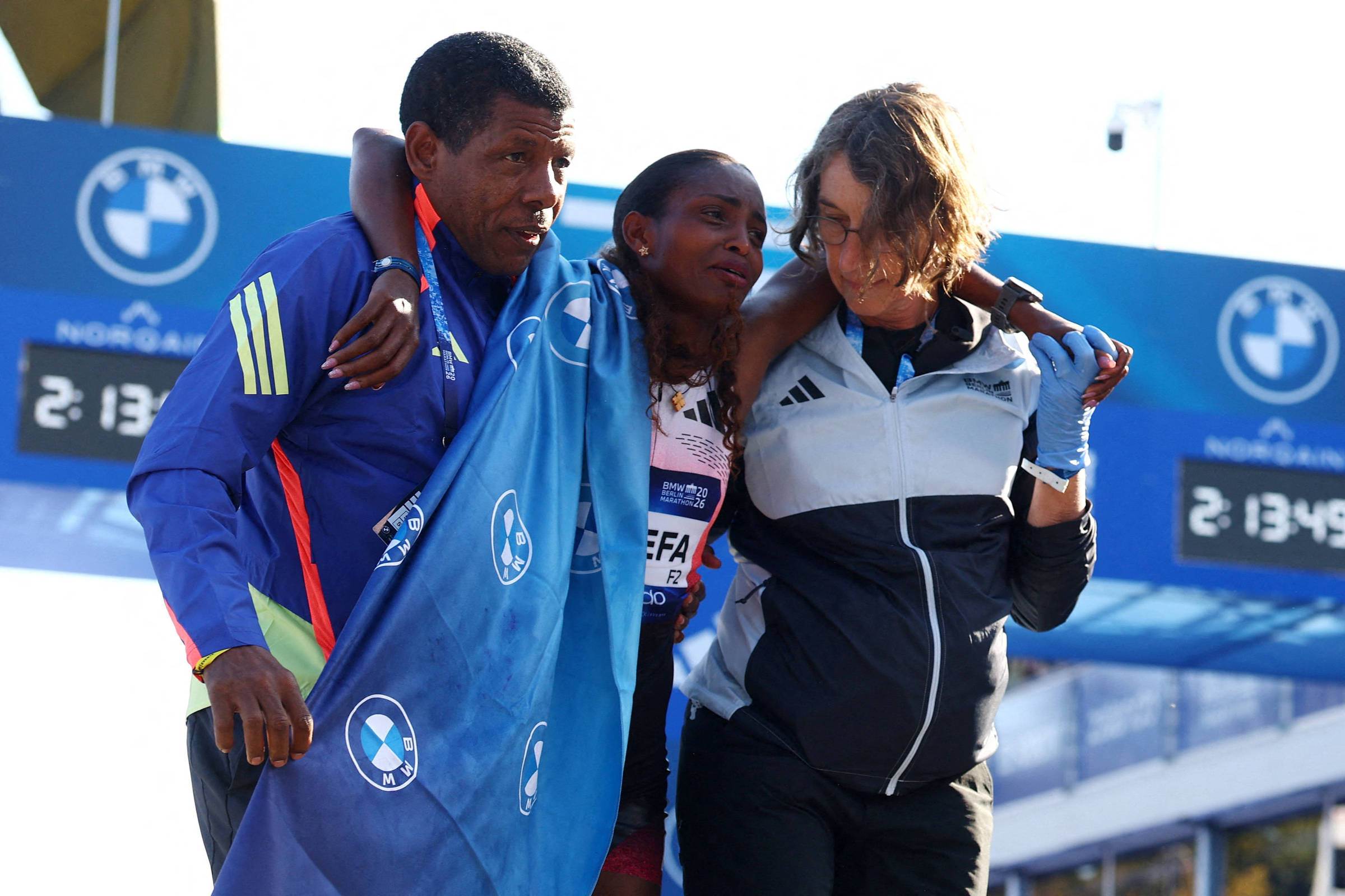 Etíope sofre cãibras e deixa escapar recorde mundial na Maratona de Berlim
