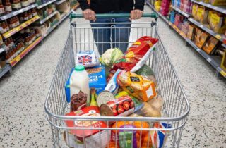 É possível consumir ultraprocessados e manter a saúde? Nutricionista analisa carrinho de compras