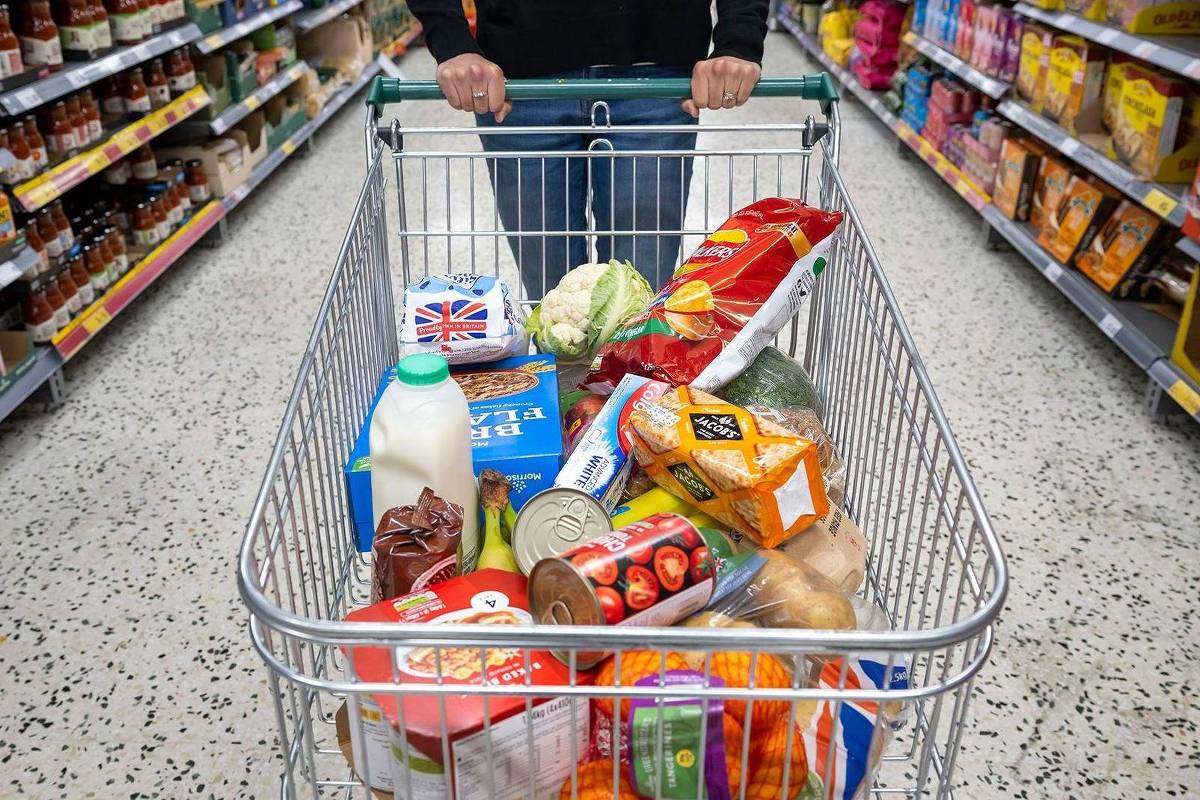 É possível consumir ultraprocessados e manter a saúde? Nutricionista analisa carrinho de compras