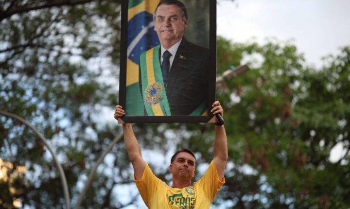 Em Goiânia, Flávio Bolsonaro acusa CNBB de ajudar PT com fake news