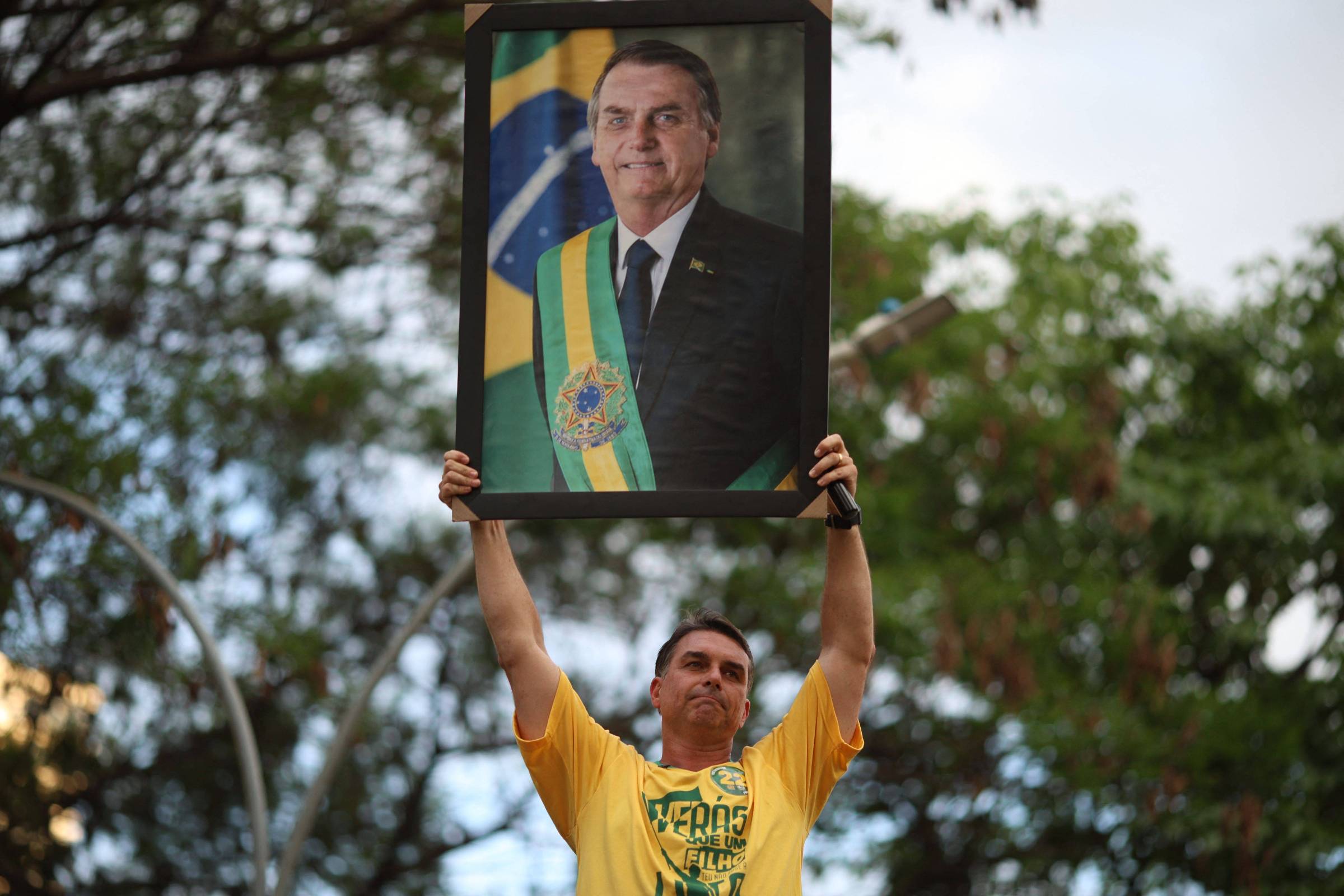 Em Goiânia, Flávio Bolsonaro acusa CNBB de ajudar PT com fake news