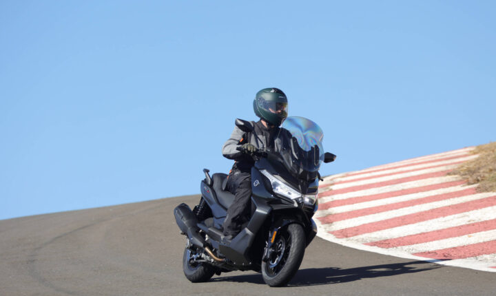Scooter Voge SR4 Max estreia no Brasil com foco urbano e rodoviário