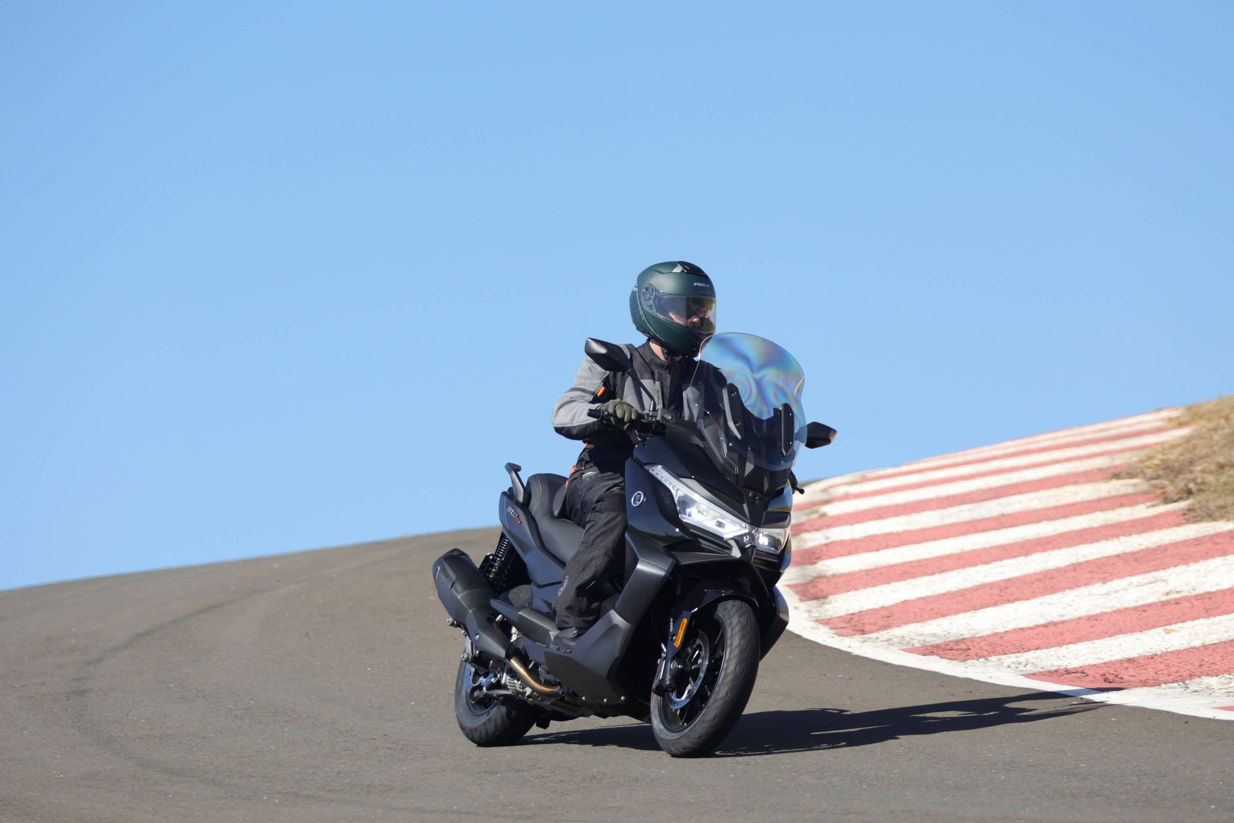 Scooter Voge SR4 Max estreia no Brasil com foco urbano e rodoviário