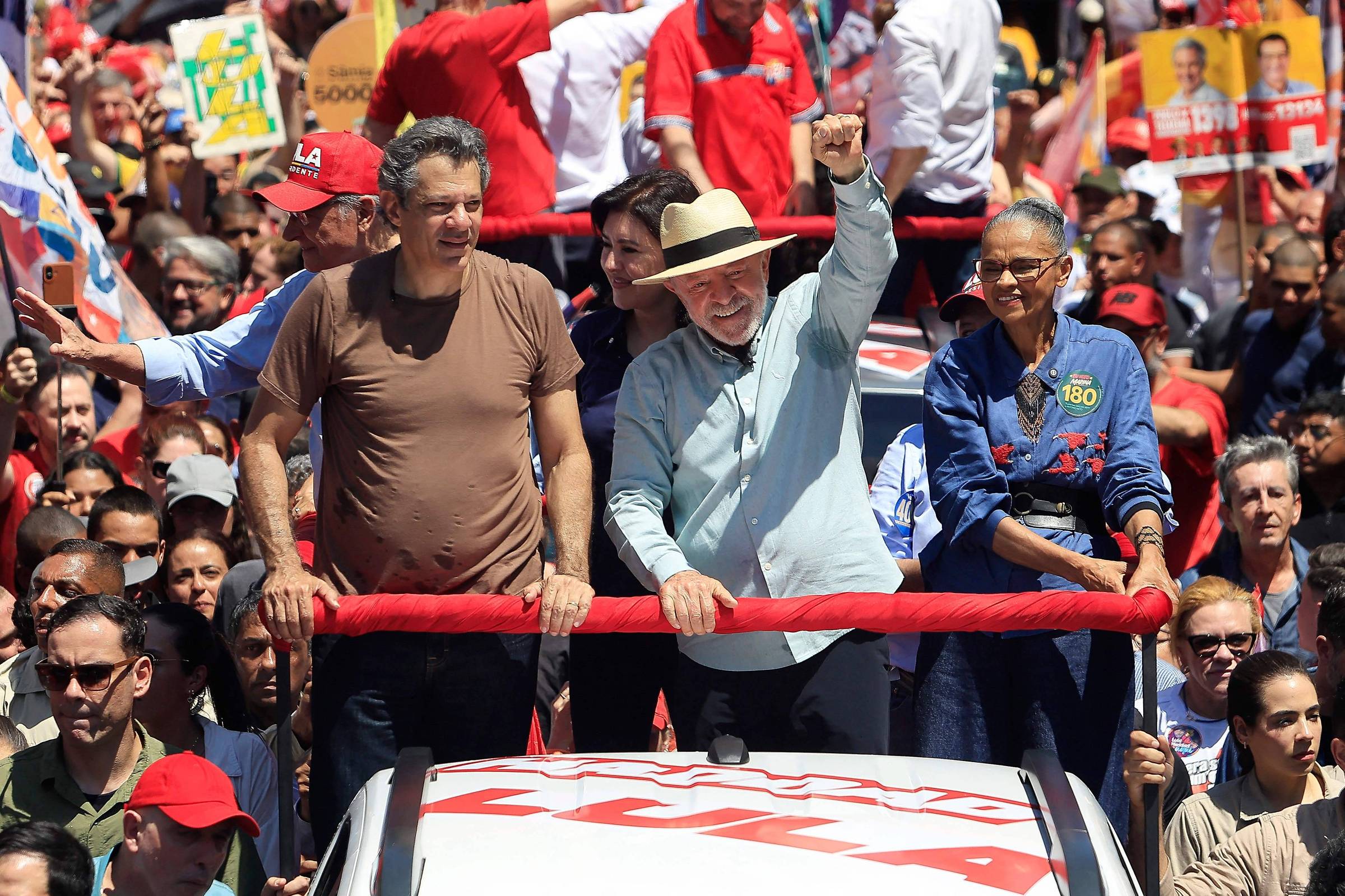 Campanha de Lula aposta em tom emocional com trilha de Caetano na reta final