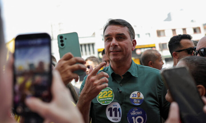 Flávio Bolsonaro compara fake news sobre Nossa Senhora Aparecida a facada no pai
