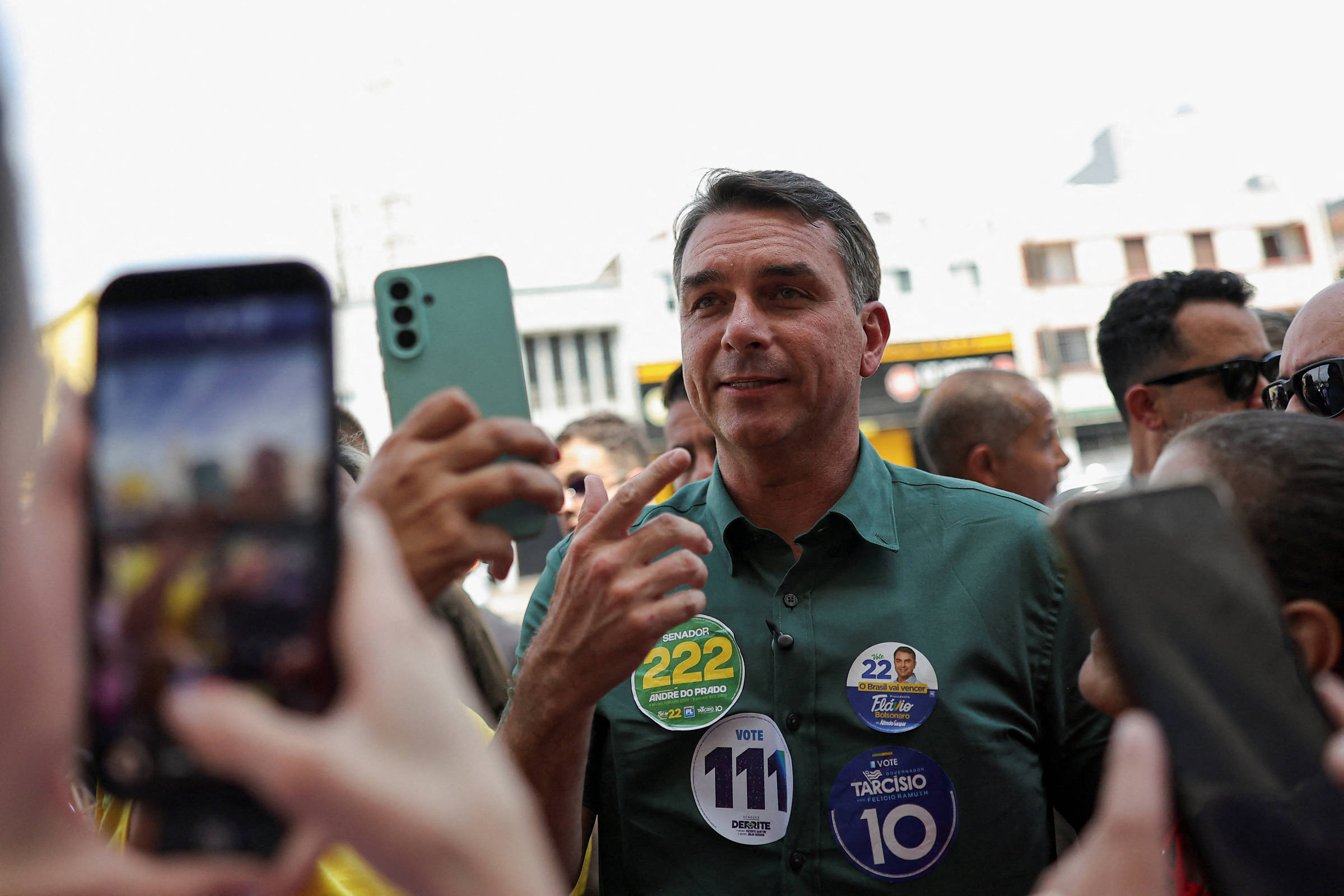 Flávio Bolsonaro compara fake news sobre Nossa Senhora Aparecida a facada no pai