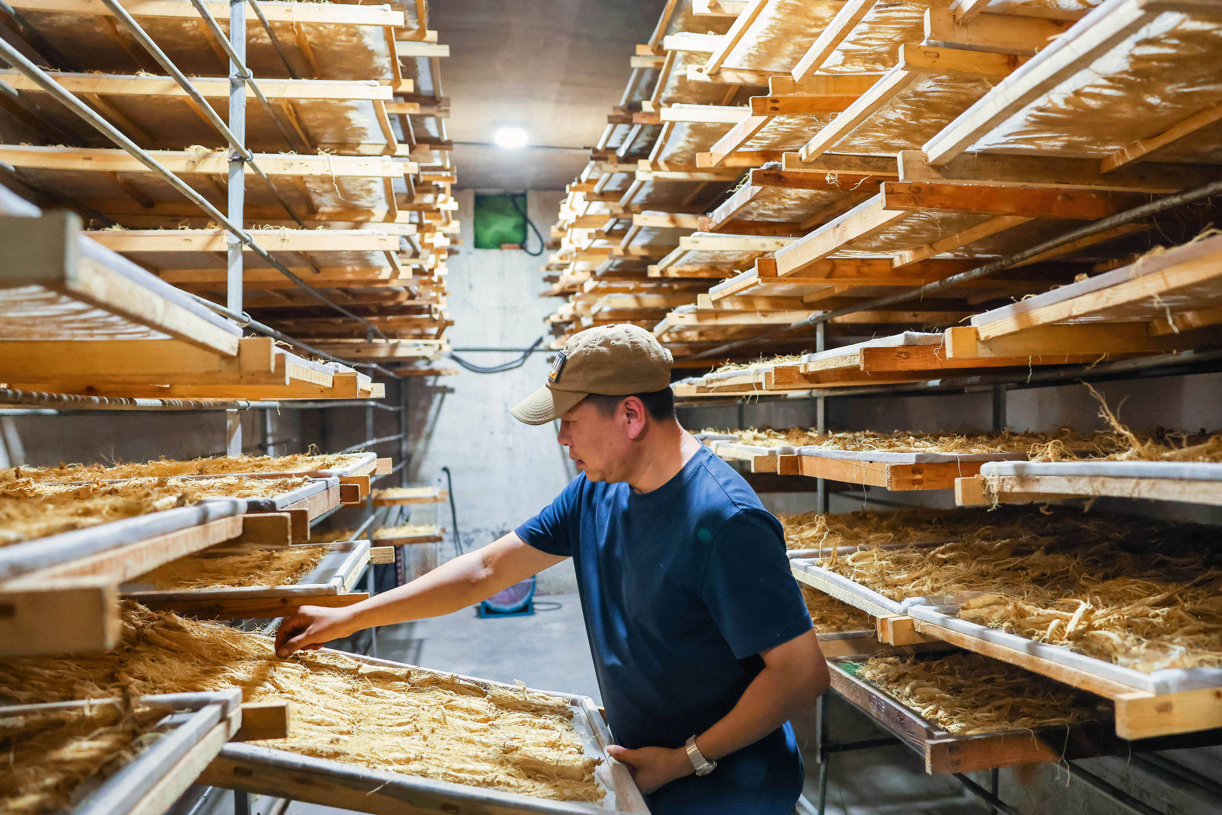 Atividade industrial da China recupera crescimento após dois meses de contração