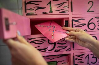 Ativistas inauguram armário que distribui pílulas abortivas na Polônia