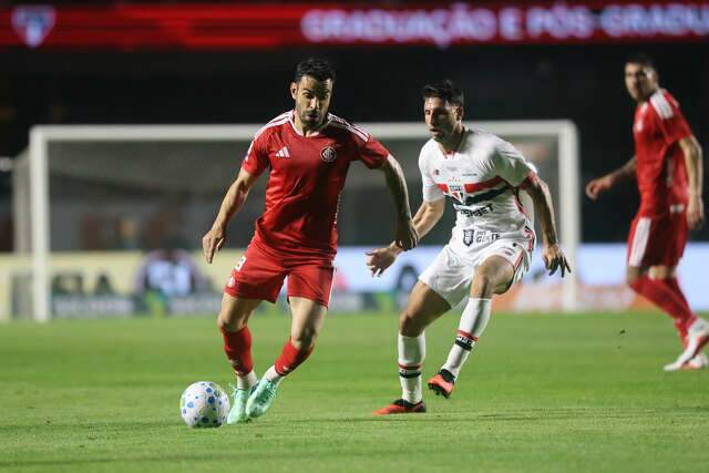 Calleri decide de pênalti e São Paulo vence Inter em noite de protesto no Morumbis