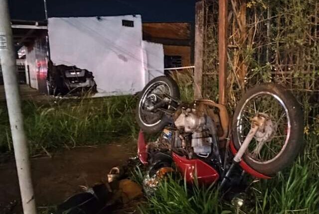 Motorista atropela motociclista e invade borracharia na Avenida Gunter Hans