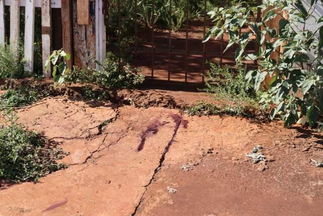 Esfaqueado em esquina, homem corre 250 metros e desmaia na porta de casa em Campo Grande