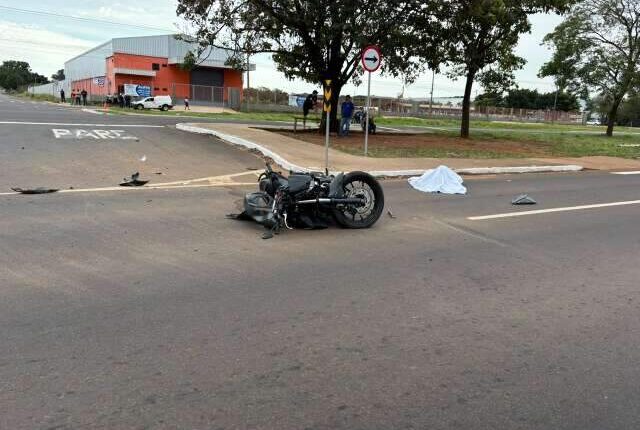 Idoso de 67 anos morre após ter moto atingida por picape em avenida na Capital