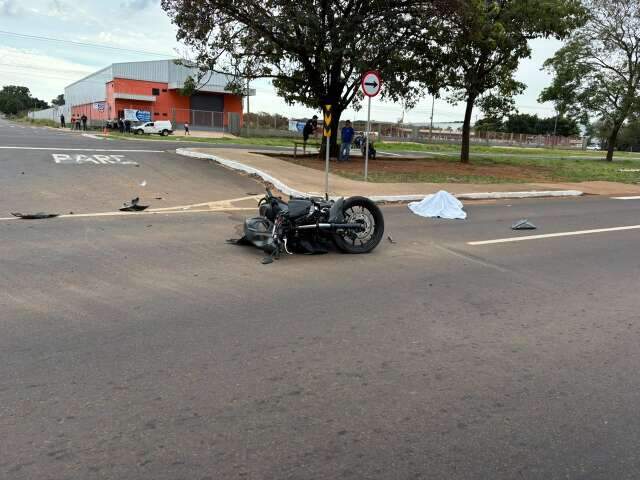 Idoso de 67 anos morre após ter moto atingida por picape em avenida na Capital