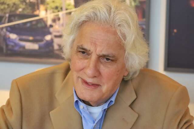 Grisalho, candidato explica por que não abre mão da cabeleira e movimenta bastidores políticos