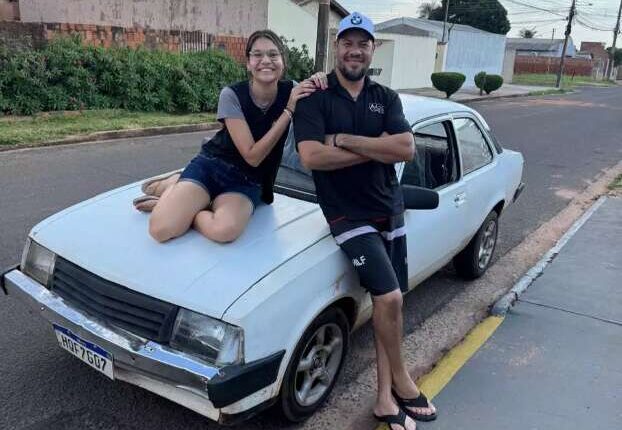 Chevette 1984 realiza sonho de jovem em surpresa feita pelo pai em Campo Grande