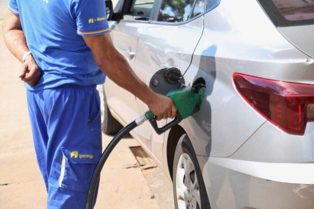 Subsídio de R$ 2,12 por litro do diesel é mantido por mais 30 dias