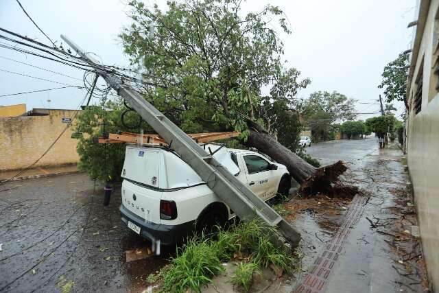 Poste e fiação continuam interditando rua após temporal na Vila Alba