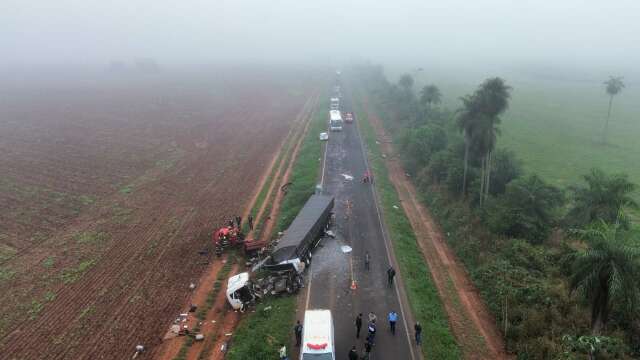 Polícia bloqueia rodovia para perícia em local de acidente com morte na MS-157