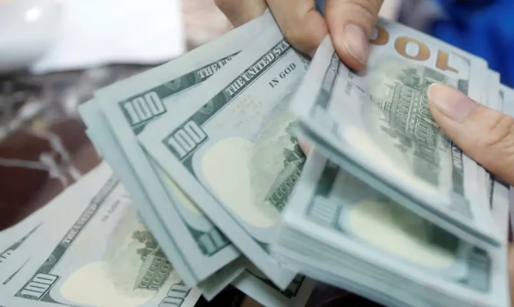 Dólar encerra próximo de R$ 5,15 e bolsa cai pressionada por aversão global ao risco