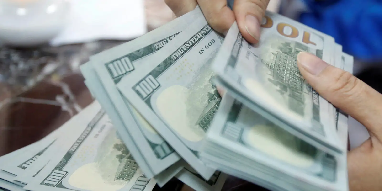 Dólar encerra próximo de R$ 5,15 e bolsa cai pressionada por aversão global ao risco