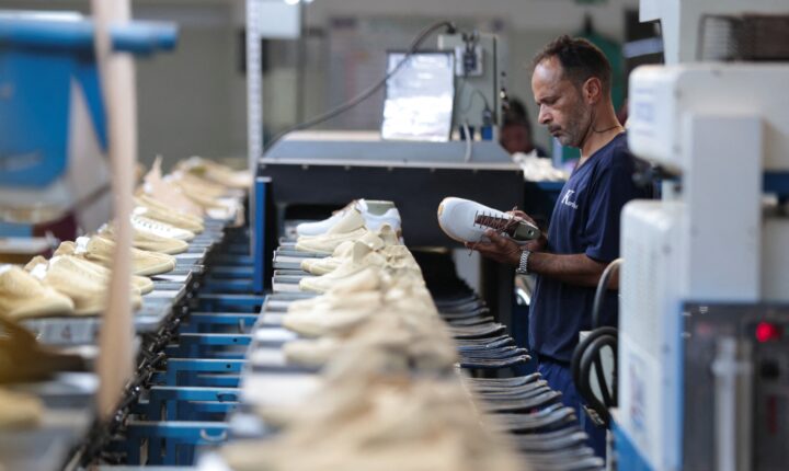 Produção industrial tem pior resultado para agosto em 11 anos; intenção de investir é a menor em 6 anos