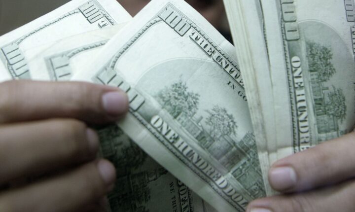 Dólar aproxima-se de R$ 5,17, impulsionado por cenário externo e eleições
