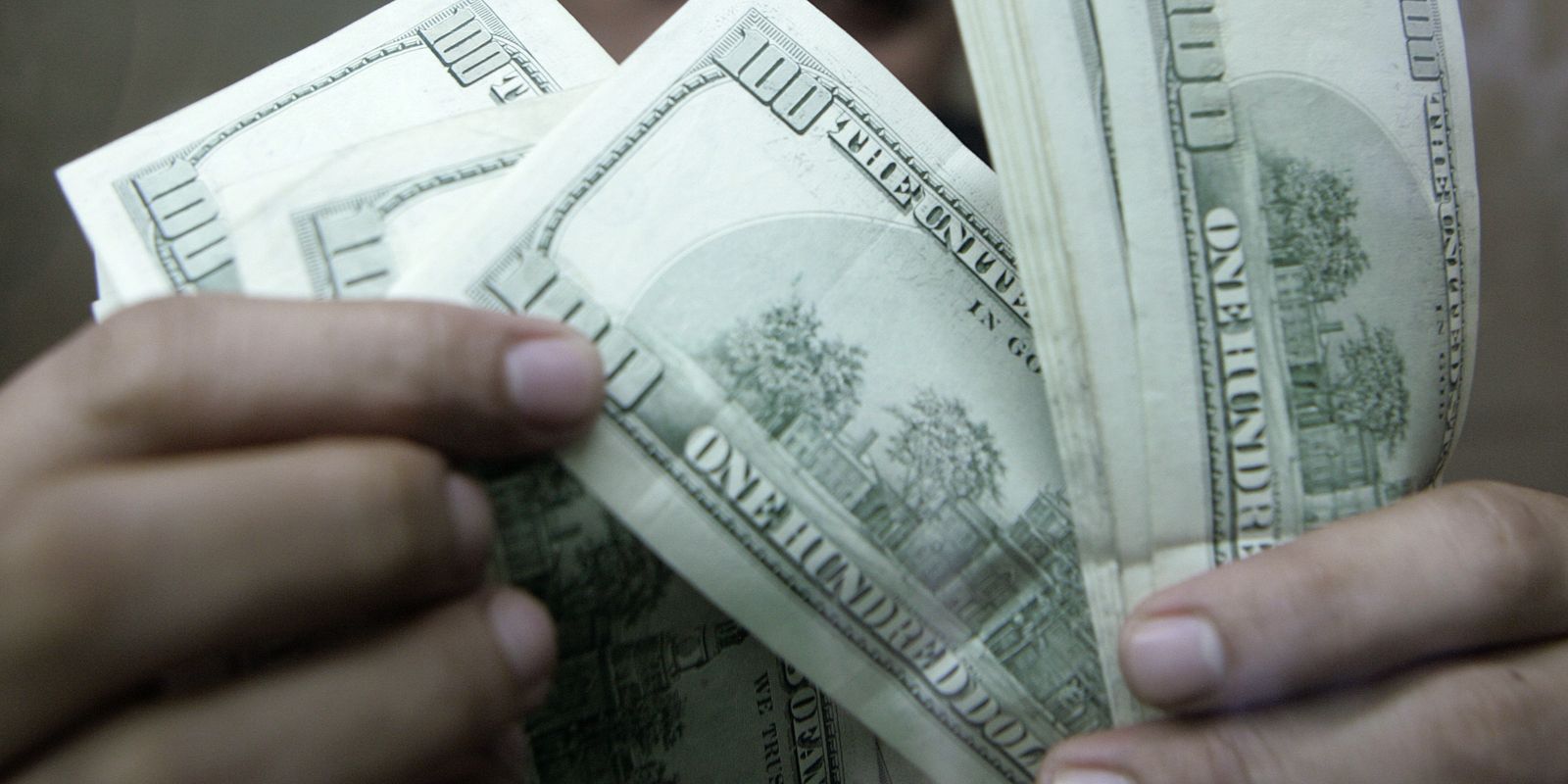 Dólar aproxima-se de R$ 5,17, impulsionado por cenário externo e eleições