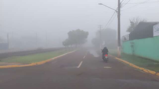 Dourados amanhece sob denso nevoeiro com baixa visibilidade e frio de 16°C