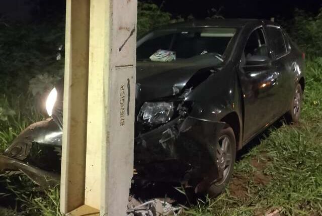 Carro bate em poste, fica com faróis ligados e motorista some na Guaicurus